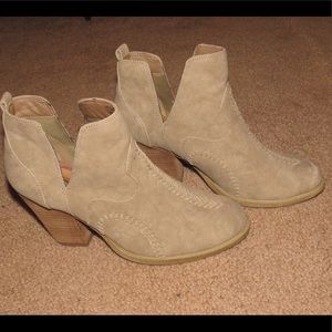 Daisy Fuentes Booties